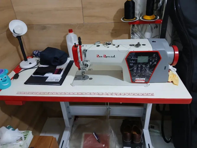 Vendo máquina de costura semi nova usada uma única vez  com nota fiscal e caixa ainda 