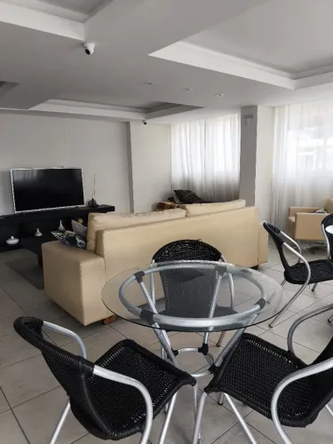 Alugo quarto moças.