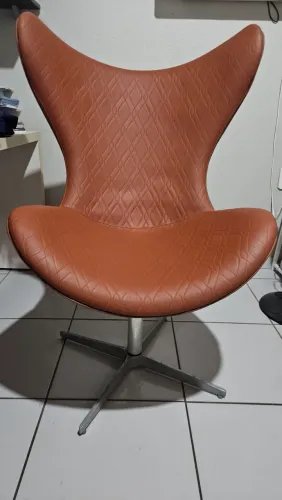Poltrona Egg giratória de courino caramelo
