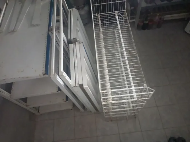 2 Prateleira em aço desmontável por 200 e uma grelhada por 150