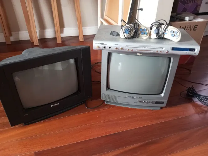 Vendo 2 Tvs Philco 14 polegadas e 1 dvd karaokê com game ambos com defeito 