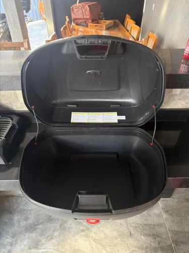 Vendo baú para moto givi novo