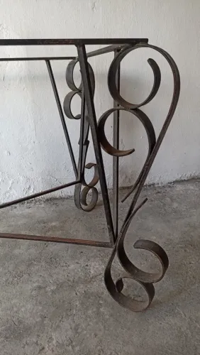 Base de Mesa Exclusiva em Ferro Forjado Artesanal | Peça de Design Rústico/Vintage