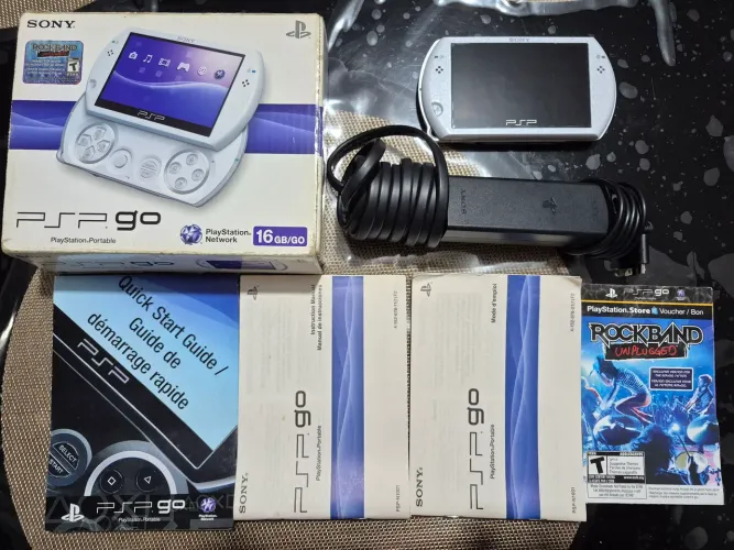 Vendo PSP GO branco completo em perfeito estado de conservação.<br><br>