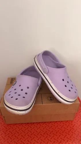 2 Crocs infantil lavanda e branco 