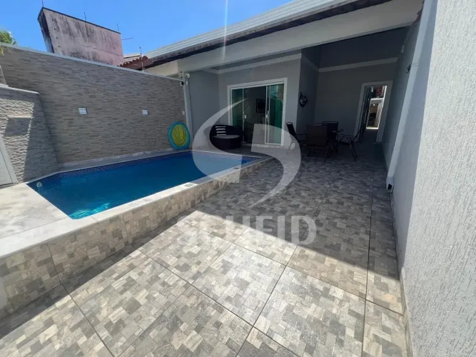 Casa a venda com 180 metros em Peruíbe a 150 metros da praia com 03 dormitórios, sendo 01s