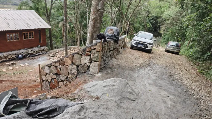 Muro e corte de pedra  