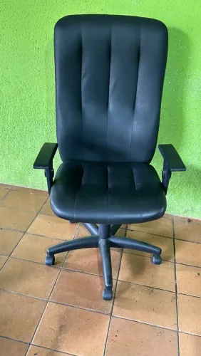 Cadeira de escritório giratória no corvin preto