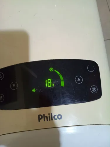 Vendo ar condicionado portátil Philips em excelente bom estado acompanha o suporte de