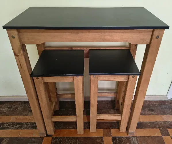Conjunto mesa alta/bistrô com duas banquetas