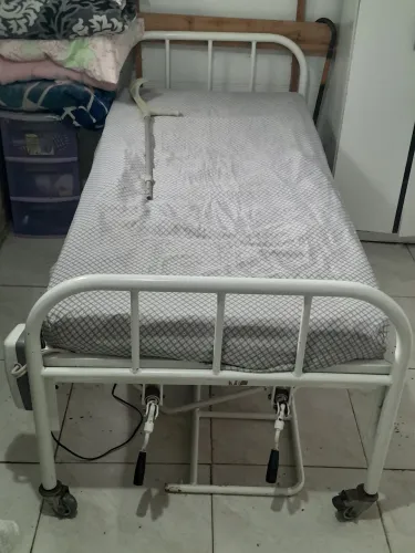 Vendo cama hospitalar em bom estado. 