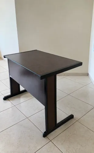 Mesa de Computador / ESCRITÓRIO - Mdf Escuro com Bandeja Retrátil para Teclado