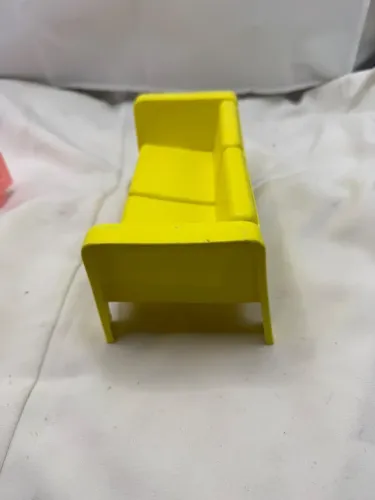 sofá miniatura vintage de plástico amarelo da barbie