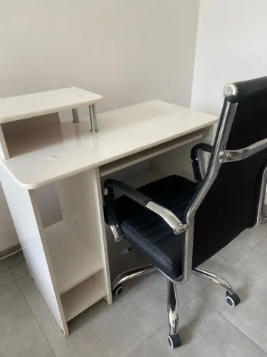 Mesa + cadeira em ótimo estado, vendidas juntas. Também vendo separadamente a combinar
