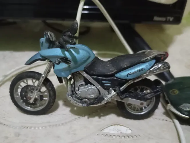 Miniatura do carro jaguar e da moto BMW para colecionador