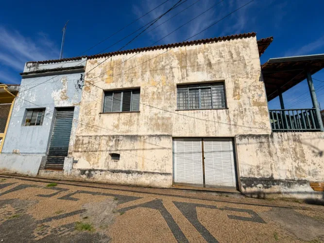 Terreno Comercial para Venda com construção, 1 barracão e 2 casas