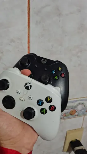 2 CONTROLES DE XBOX - PRETO E BRANCO