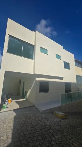 CASA DUPLEX COM COBERTURA, VISTA PARCIAL PARA O MAR EM IPITANGA.