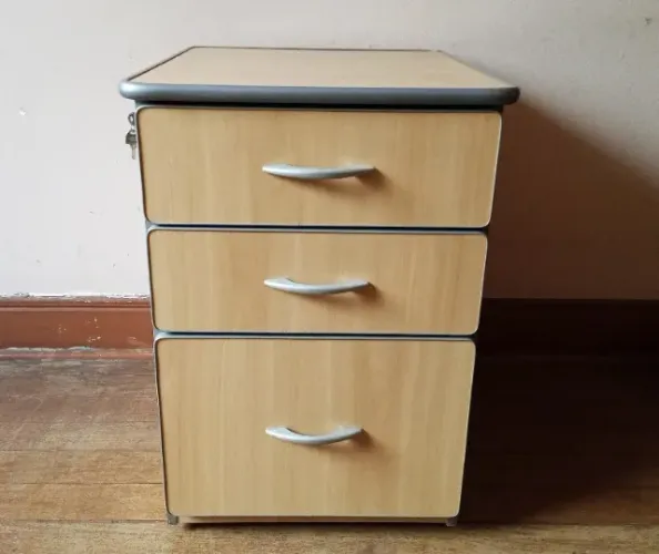 Gaveteiro Volante Marfim c/ 2 Gavetas + 1 Gavetão c/ Rodinhas e Chave (50X58X73cm) - Usado