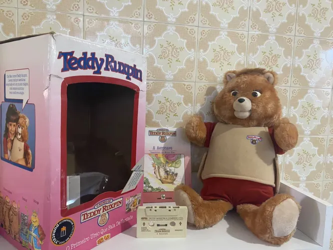Teddy Ruxpin original acompanha fita cassete e livro de aventuras