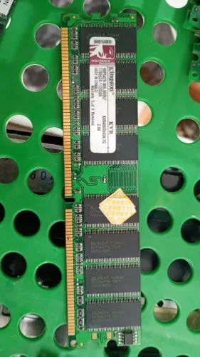 Lote com 8 memórias RAM Kingston DDR400 para computador desktop.