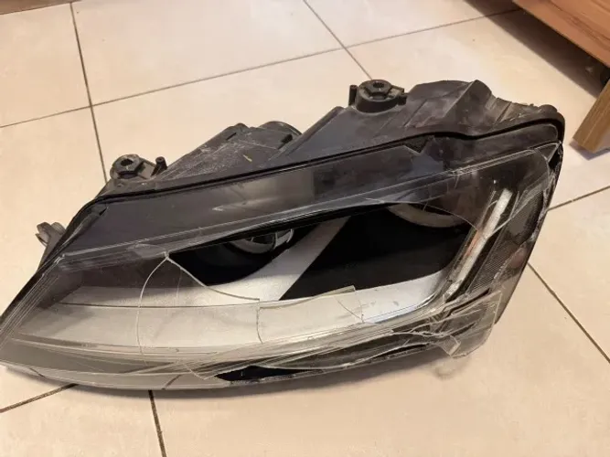 Farol Jetta 2017 original Hella com DRL ? esquerdo, lente quebrada