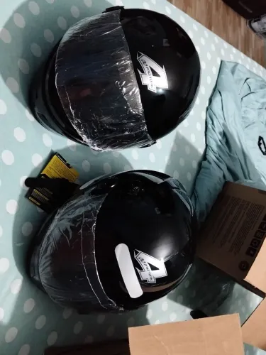Vendo 2 capacetes novinhos na caixa,tamanho60,vendendo pós não coube