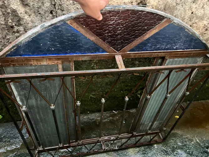 Porta de madeira e janela de ferro relíquia 