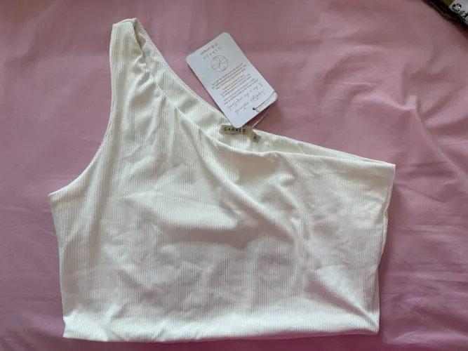 Cropped off white garage com etiqueta M
