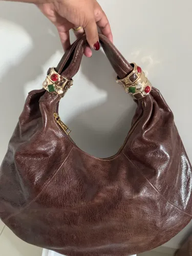 Bolsa grande Luiza Barcelos marrom com pulseiras