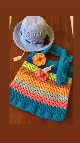 Bolsas e chapéu de crochê