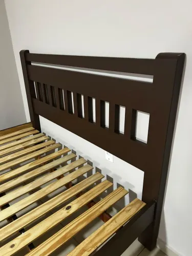 Cama rustica de madeira