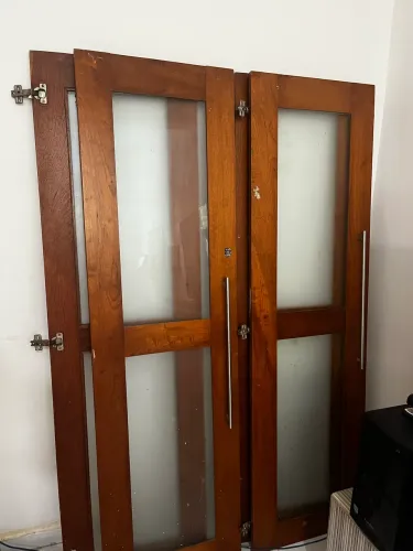 Porta de guarda-roupa de madeira