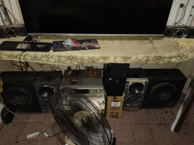 Oito caixas de som para home theater receiver para quem está procurando som de alta