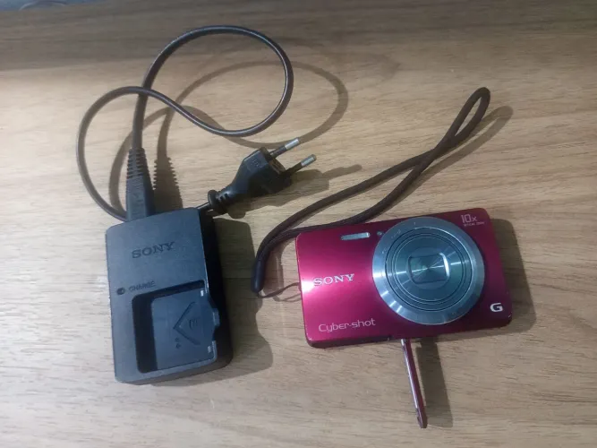 Câmera cyber-shot Sony bordo sem bateria mais tem carregador 