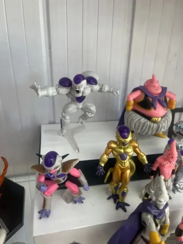 Bonecos Majin Boo e Freeza