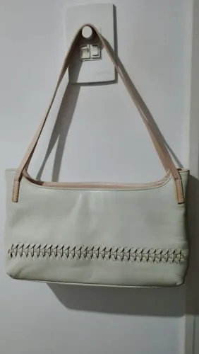 Bolsa de couro, na cor gelo, marca Edu bolsas.