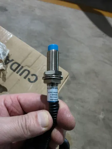 Sensor indutivo LM12-3004pc com conector Mike de 3 vias.