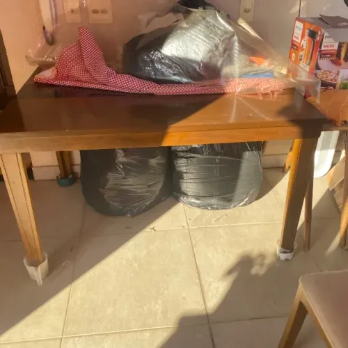 Mesa de jantar em madeira, 4 cadeira 