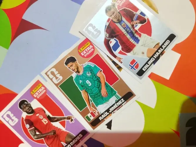 Figurinhas Extra Copa 2026 Panini - Haaland Prata, Davies Lilás e Jiménez Bronze