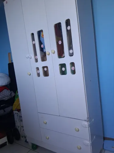 Guarda roupa e comoda infantil