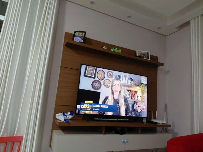 Rack com painel em excelente estado
