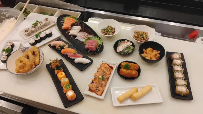 Restaurante japonês contrata cozinheira oi Ajd de cozinha