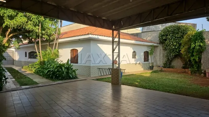 Casa Térrea para locação 600 m2, 4 dormitórios, 3 suítes, 12 vagas de garagem, Vila Isolin