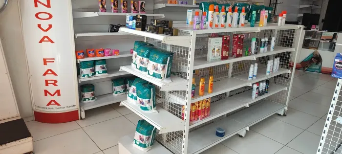 Vende se gôndolas, prateleiras, balcão