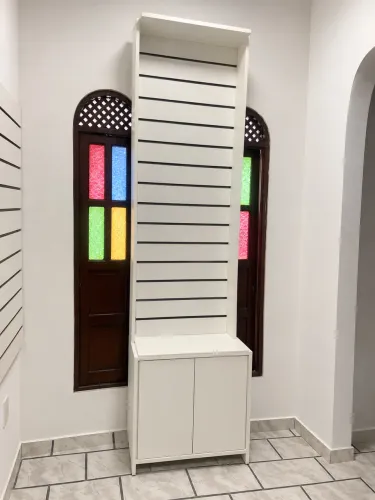 Móvel expositor com armário