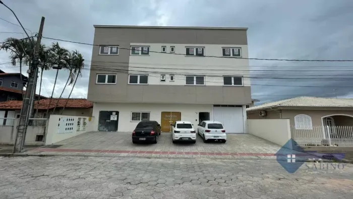 KITINETE COM COZINHA E QUARTO CONJUGADOS NO CENTRO DE PALHOÇA.