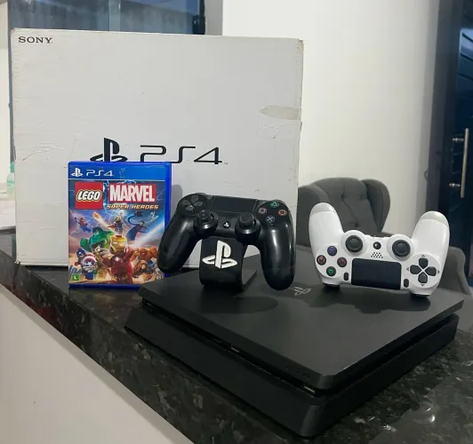 Ps4 slim + FIFA 25 + 2 jogos + 2 controles 