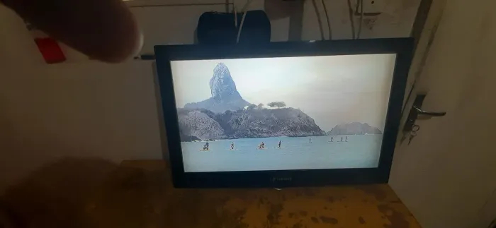 Vendo tv Buster 32 polegadas tela com uma mancha mas dá para ver a imagem