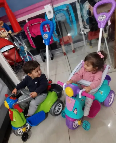 $250 CADA (Triciclos Menino e menina marca maral, com proteções e pedais, semi novos)